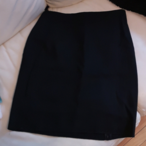 BLACK SKIRT - Picture 1 of 2